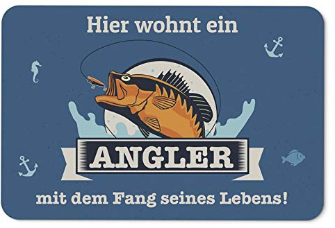 Tassenbrennerei Fußmatte innen - Hier wohnt EIN Angler mit dem Fang seines Lebens - Geschenk Schmutzmatte mit Spruch - waschbar - Deutsche Qualität