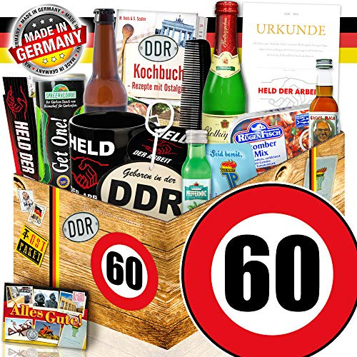 Ostprodukte DDR Geschenkset - Präsente für Männer zum 60. Geburtstag | Großer Geschenkkorb mit 13 Ostalgie Spezialitäten inklusive DDR Kochbuch, Held der Arbeit Urkunde und Bier