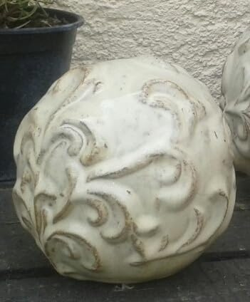 terracotta-toepfe-de Schöne Kugel mit Ranke ca. 16 cm aus Steinzeug Keramik, Hellbeige glasiert Deko Garten