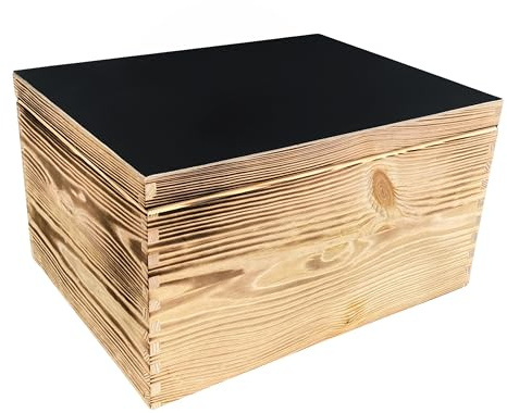WoodGall Holzkiste mit Deckel beschreibbar – 40x30x22 cm – Geflammte Aufbewahrungskiste aus massivem Kiefernholz mit schwarzem Kreidetafel-Deckel