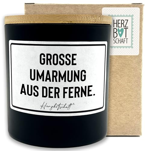 HERZBOTSCHAFT Duftkerze mit Spruch – Grosse Umarmung aus der Ferne. – originelles Geschenk, handgemachte Sojakerze im Glas, nachhaltig, optional mit personalisiertem Bambusdeckel