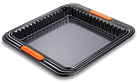 Le Creuset Antihaft Tarteform, Quadratisch, 23 x 23 x 3 cm, Hebeboden, Sauerteigbeständig, Aus Karbonstahl gefertigt, Anthrazit/Orange, 94103139001100
