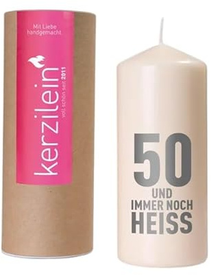 Stumpenkerze Geburtstagskerze 50. Geburtstag – 19 cm hoch, Ø 8 cm – 100 Std. Brenndauer – Spruch „50 und immer noch heiß“ – Made in Germany – Handveredelt - Farben weiß & grau