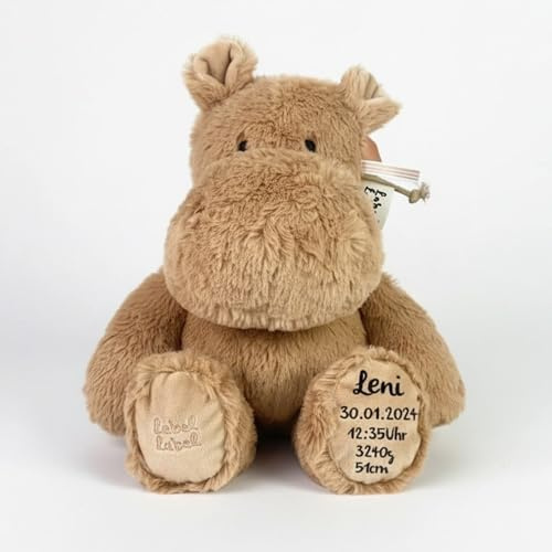 Mainely Personalisiertes Kuscheltier Nilpferd M (Nougat) – weich & hautfreundlich – für Babys & Kinder – mit Namen & Geburtsdaten personalisiert – Label Label