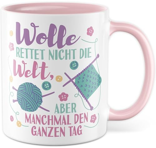 Häkeln Tasse mit Spruch - Wolle rettet nicht die Welt, aber manchmal den ganzen Tag - Kaffeetasse aus Keramik 330ml - Stricken Strickliebhaber Häkelbegeisterte Kaffee-Becher