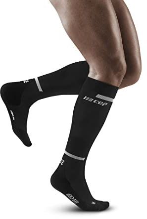 CEP - THE RUN COMPRESSION SOCKS TALL für Herren | Lange Laufsocken in schwarz mit Kompression | Regenerierende Kompressionsstrümpfe für Männer | Gr. IV | L