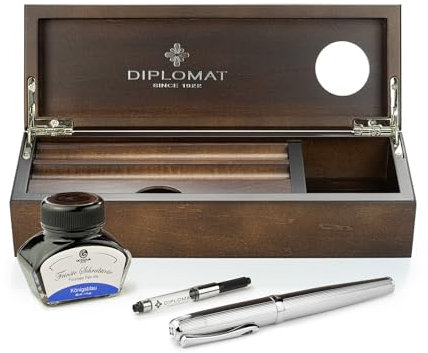 Diplomat Excellence A2 Guillochiert Chrom, Edelstahlfeder M, Füllhalter-Set mit Füllertinte im Tintenglas, Tintenkonverter und Stifteablage aus Holz - Wenge, Schreibset