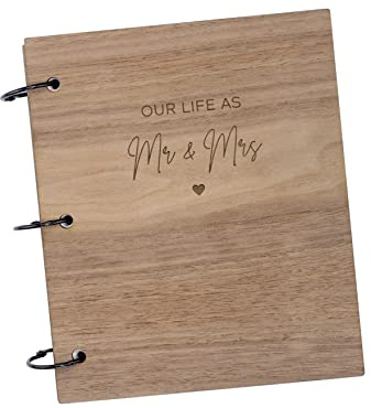 Our Life as Mr & Mrs Fotoalbum – Erinnerungsbuch für Paare – gravierte Hochzeitsgeschenke – Holzjubiläum für Sie und Ihn – Paarbuch zum gemeinsamen Ausfüllen (Nussbaum, 50 Seiten)..