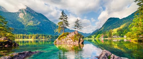 STYLER Glasbild Emerald Lake 50 x 125 cm I Naturmotiv Bergsee Felsen Bäume Alpenlandschaft I Modernes Wandbild auf Glas I Hochglanz Wanddeko Wohnzimmer Schlafzimmer Panorama