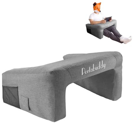 Portabuddy Aufblasbarer Laptoptisch für Couch Gaming – Höhenverstellbarer Tragbarer Tisch mit Armauflage & Waschbarem Bezug, PS5 Zubehör, Sofa Tisch für Laptop (Surround-Design)