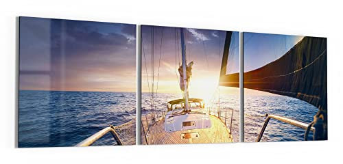 DEQORI Glasbilder Acrylglas | Motiv Segelboot jagt Abendsonne | horizontal 3-teilig 150x50 cm | große XXL Deko | Wandbilder für Wohnzimmer, Schlafzimmer, Flur & Küche | moderne Wanddeko