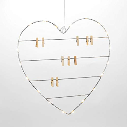 Spetebo LED Deko Herz 39 cm mit 10 Holz Klammern und 20 LEDs - Hängedeko Lichterherz - Fotohalter Bilderhalter