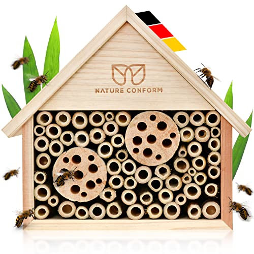 Nature Conform Bienenhotel aus Naturholz - NEUAUFLAGE 2024 | Insektenhotel Saubere Verarbeitung mit Bambusröhrchen | Nisthilfe Wildbienenhotel Garten und Balkon | Bienenhaus