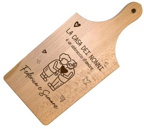 Regalo Nonni - Tagliere Personalizzato con Nomi - La casa dei nonni è un abbraccio d'amore - Incisione Laser Legno di Faggio - Idea Regalo Personalizzata - Festa dei Nonni