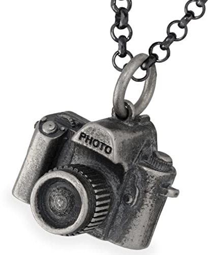 Pendentif Appareil Photo Oxydé pour Homme Capturant les Souvenirs en Argent Sterling Velouté - Parfait pour les Passionnés de Photographie et Conteurs Visuels sur Chaîne Rolo - Fait Main par Emmanuela