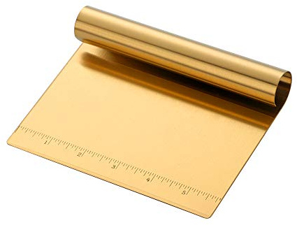 Buyer Star Edelstahl Multifunktions Mehlschaber,Hochglanzpoliert Kuchen Pizzaschneider, Teig Gebäckschneider, Backwaage Schaber&Buttermesser mit Waage,Gebäck Brottrenner (Gold)