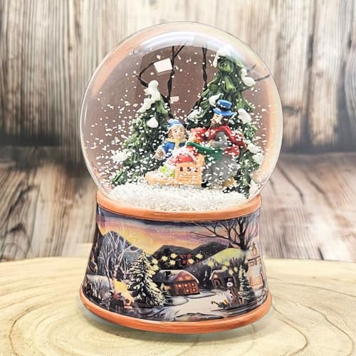 Schneekugel Weihnachten mit Musik | Winterspaziergang mit Familie und Schlitten | Sockel Winterlandschaft Ocker | H: 14cm B: 10 cm | Schüttelkugel Weihnachten Winter mit Spieluhr | 20297