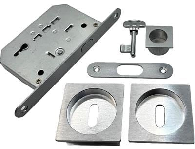 Kit Quadrato in Zama con Serratura e Chiave – Set Maniglie per Porte Scorrevoli a Scomparsa | Kit Completo con Serratura a Gancio, Nottolino, Bocchette in Acciaio (cromo satinato) | Con Serratura e Chiave, Serratura a Gancio, Nottolino, Bocchette in Acciaio