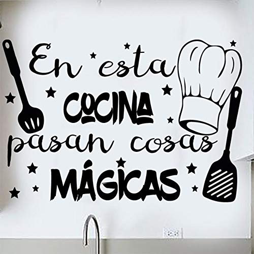 Docliick® Frase Vinilo para cocina o restaurante EN ESTA COCINA PASAN COSAS MÁGICAS Pegatina pared frases decorativas DC-18018 (30x20cm)
