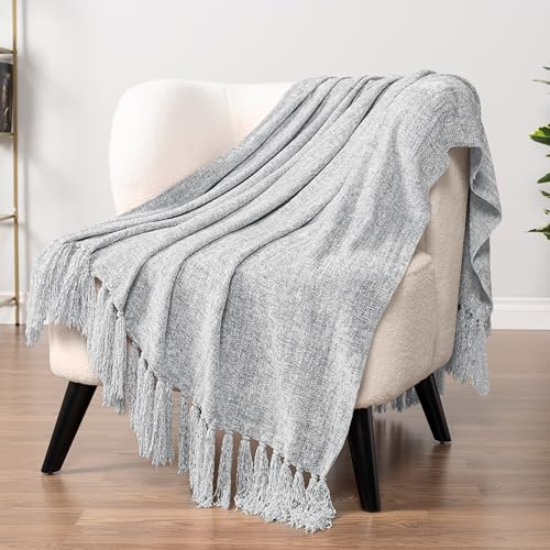 PAVILIA Hellgraue Chenille-Überwurfdecke für Couch, weiche, graue Strickdecke mit Quasten-Fransen, gewebte Chenille-Strickdecke, dekorative Decke für Sofa, Bett, Wohnzimmer, Dekor-Geschenk, 50 x 60 cm
