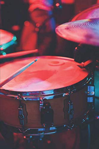 Notenheft: Das Notenbuch für alle Schlagzeuger ♦ über 100 blanko Seiten im 6x9 Format zum niederschreiben deiner besten Songs und Lieder ♦ Motiv: Drummer 2