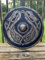 Holz Eisen Wikinger Schild mit Drachen Design Krieger Battleworn Replik LARP Schild für Rollenspiele, Cosplay & Home Wall Decoration