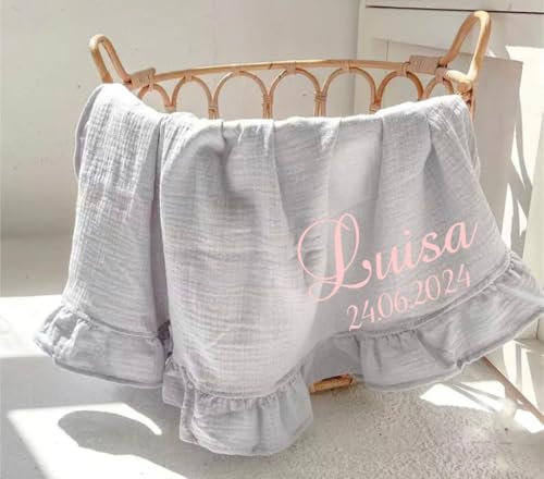 BotoBaby ★ Babydecke mit Namen und Datum Bestickt + Kissen ★ 100% Baumwolle ★ Dünne Atmungsaktive Babydecke ★ Musselin ★ SOMMERDECKE - Ohne Füllung ★ (Grau mit Rüschenrand, 75 x 100 cm)