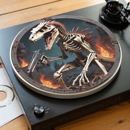 Schwer bewaffnetes Dinosaurierskelett Slipmat für Plattenspieler | Weich Hochwertiger Filz Turntable Matte | Heavy Metal Punk Rock Plattentellerauflage | Produziert in Berlin von Concrete Schoolyard