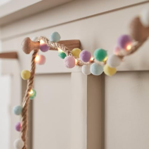 Lights4fun Pre-Lit 1.4m Battery Operated Pastel Pompom Garland with Warm White LED Fairy Lights & Timer – Spring & Summer Indoor Decoration for Mantels, Bookshelves, Tablescapes, Bedroom