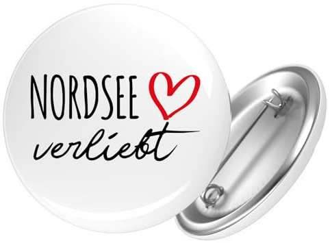 Huuraa Button Nordsee verliebt Geschenk | 25mm Pin Accessoire rund mit Sicherheitsnadel Ansteckbutton Geschenkidee Anstecknadeln für Jacken Rucksäcke