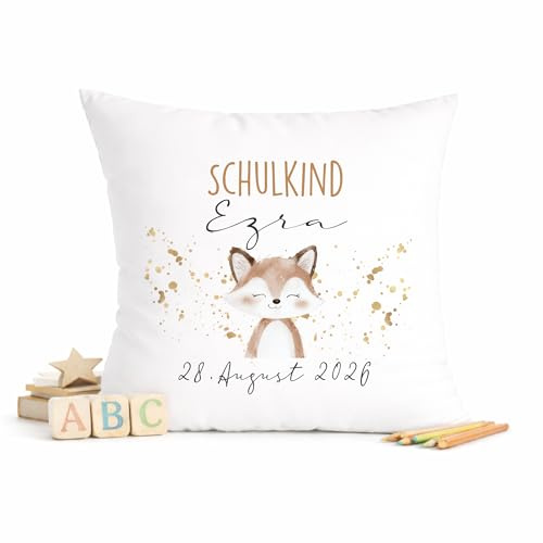 Manufaktur Liebevoll Einschulung Geschenk 2026 – Personalisiertes Kissen mit Name & Datum – Schulkind 2026 Mädchen & Jungen – Einschulungskissen 40x40 – Schulanfang Geschenk – 28 Motive (Fuchs Ezra)