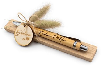 VmG-Store Holz Kugelschreiber als Geschenkidee zum Muttertag Mama Vatertag Geburtstag Papa Oma und Opa Arbeitskollege Freundin Freund (Ohne Wunschname, 11 Erzieherin mit Herz)