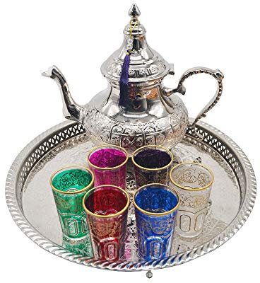 Service à thé marocain complet. Théière de 1350 ml Plateau en laiton argenté de 37 cm de diamètre Lot de 6 verres colorés