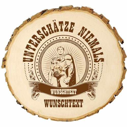 KIWISTAR UG - Baumscheibe - 36-40 cm - Unterschätze niemals Held - personalisiertes Geschenk individuell selbst gestalten - Name - Holzscheibe mit Wunschtext - Naturholz - Geschenk - Türschild