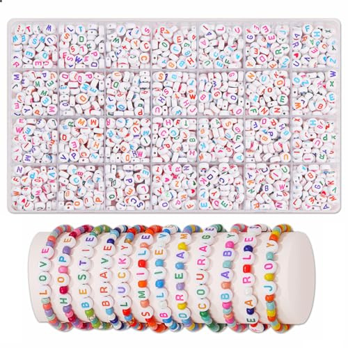 MiuCo 1850Pcs Buchstabenperlen für Armbänder, Rund Buchstaben Perlenset zum Auffädeln A-Z Bunte und Weiß, Bastelset Perlen mit Gummiband für DIY Schmuck Basteln Herstellung, Letter Beads for Bracelets
