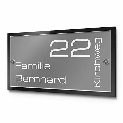 CHRISCK design Hausnummer Namensschild Schwarz Satiniert - edles Türschild in Milchglasoptik mit personalisierter Gravur und Edelstahl Abstandshaltern | Größe 32x18 cm