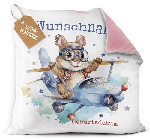 Print Royal PR Flauschiges Kissen für Kinder mit Name und Geburtsdatum selbst gestalten - Flughörnchen im Flugzeug - Flughörnchen Kinderkissen mit Name | 40 x 40 cm, Rückseite Rosa Flauschig