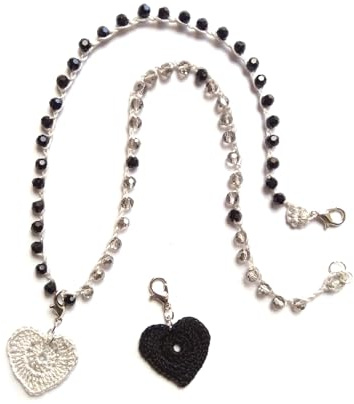 collana cuore grigia/nera/argentata, collana asimmetrica all'uncinetto/tessile con perline di vetro, artigianato italiano, made in Italy