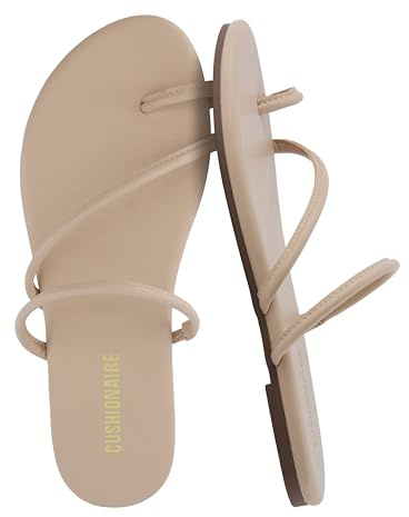 CUSHIONAIRE Resort Damen Sandalen mit Riemen aus veganem Leder und Memory-Schaumstoff, flache Sandalen für Damen mit Zehenring