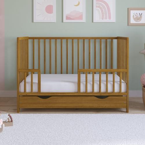 Love For Sleep Asher Babybett 120x60 cm mit gesteppter Mikrofaser-Schaummatratze – Umwandelbares Holz-Kinderbett zum Juniorbett mit großer Schublade und inkludiertem Rausfallschutz Goldene Eiche