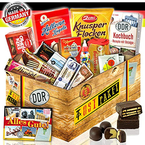 Kultige DDR Süßigkeiten Box - 13 Ostklassiker Geschenkeset mit Kochbuch | Nostalgie Geschenkset mit Zetti, Viba & Halloren in Holzoptik Box, für Freund inkl. Rezeptbuch & Grußkarte für Ostalgie Fans