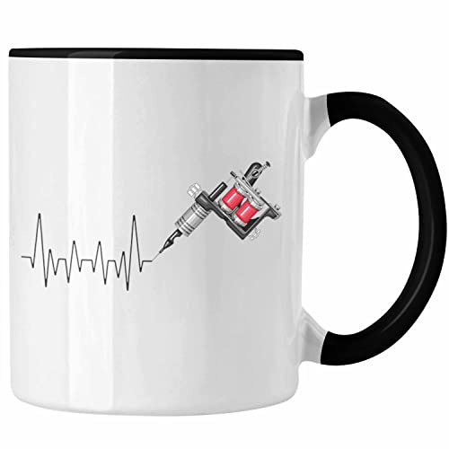 Trendation - Tattoowierer Herzschlag Tasse Geschenk für Tattoo Liebhaner Hobby Geschenkidee (Schwarz)