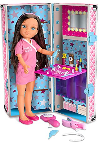 Nancy - Mi maletín de Peinados, muñeca con el Pelo Largo Morena, Set de peluquería con una Plancha de Juguete y Purpurina para Hacer mechas en el Pelo, niña y niño 4 años, Famosa (700014265)