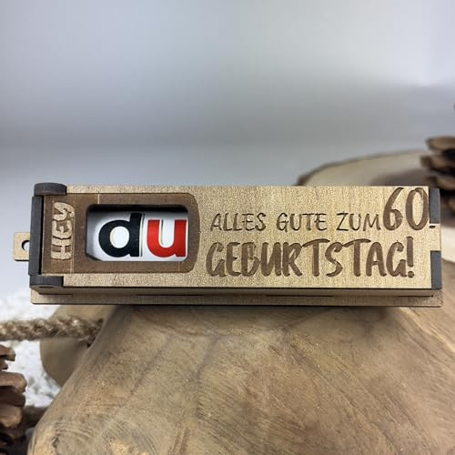 Urhome Geschenkbox Alles Gute zum 60. Geburtstag mit Duplo Schokoriegel - Überraschung Holzbox mit Spruch Gravur inkl. Schokolade Geschenk Riegel - Geburtstagsgeschenk für Erwachsene Mann Frau