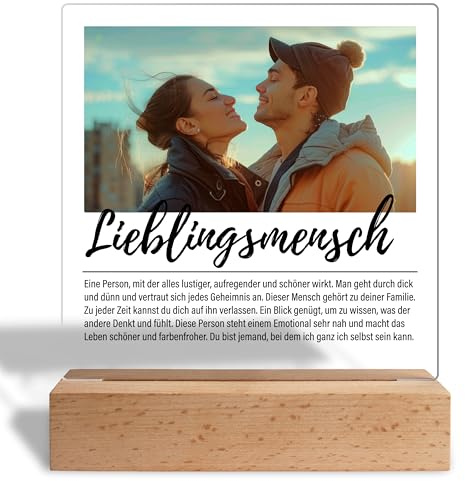 True Statements Personalisiertes Foto-Geschenk für Lieblingsmensch „Definition“ - Acrylaufsteller mit eigenem Bild, Geschenke für Frauen Männer sie ihn - Acrylglas inkl. Holzsockel - 15x18 cm