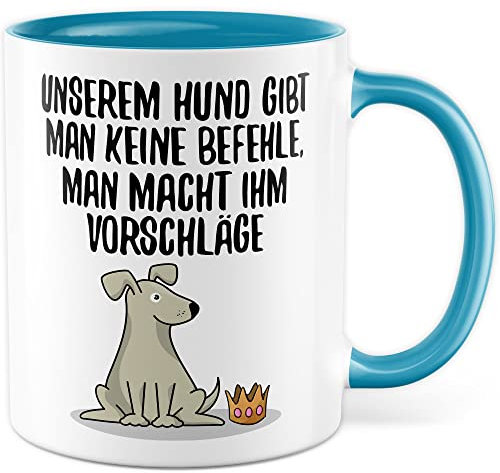 Tasse Hund Geschenk Herrchen, Unserem Hund gibt man keine Befehle, man macht ihm Vorschläge Geschenkidee Hundebesitzer Kaffeetasse mit Spruch lustig Kaffee-Becher Frauchen Vierbeiner (Weiß/Blau)