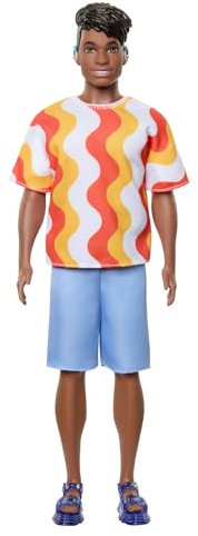 Barbie Fashionistas Ken-Puppe Nr. 220 mit Hörgeräten und breiter Körperform in einem abnehmbaren Shirt mit orangefarbenem Muster, Shorts und Plateau-Sandalen, HRH23