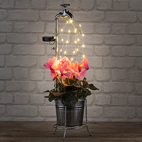 Haushalt International Solar LED Gartendeko Wasserhahn mit Lichterkette 30 LED in warmweiss - Gartenbeleuchtung 60 cm hoch - Balkon Deko & Garten Deko in Antik-Silber - Blumentopf herausnehmbar