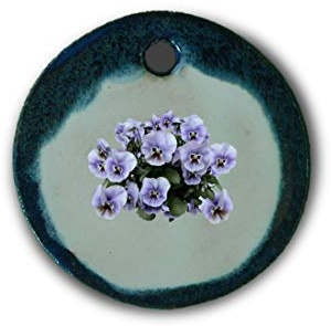 Schöner Keramik-Anhänger „Stiefmütterchen“ in blau marmoriert; Schmuck Kette Kettenanhänger Geschenk Kunsthandwerk Keramik rund Talisman Halskette Aufmerksamkeit Mitbringsel individuell