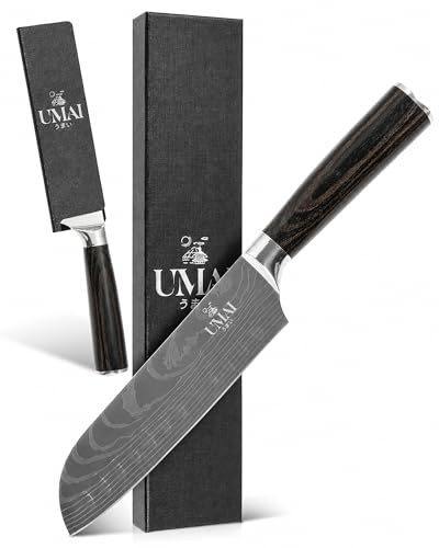 UMAI Couteau Santoku 18 cm (7) – Couteau de cuisine japonais en acier inoxydable 7Cr17MoV avec motif Damas – Manche ergonomique en bois Pakka, lame alvéolée – Étui de protection inclus